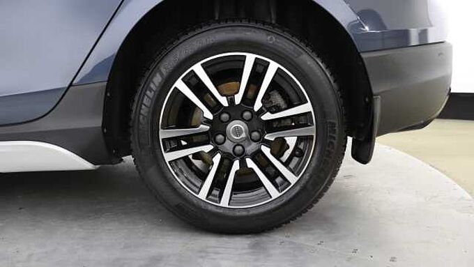 Volvo V40 Cross Country D2 Manual (Winter Pack, Heated Seats, City Safety, Bluetooth,)