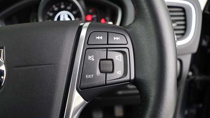 Volvo V40 Cross Country D2 Manual (Winter Pack, Heated Seats, City Safety, Bluetooth,)