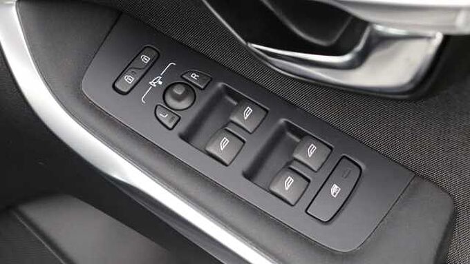 Volvo V40 Cross Country D2 Manual (Winter Pack, Heated Seats, City Safety, Bluetooth,)