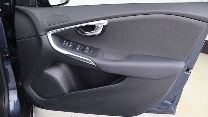 Volvo V40 Cross Country D2 Manual (Winter Pack, Heated Seats, City Safety, Bluetooth,)