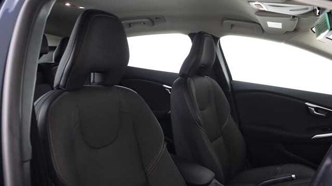 Volvo V40 Cross Country D2 Manual (Winter Pack, Heated Seats, City Safety, Bluetooth,)