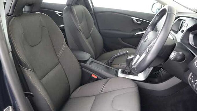 Volvo V40 Cross Country D2 Manual (Winter Pack, Heated Seats, City Safety, Bluetooth,)