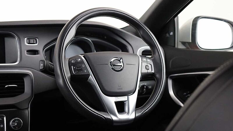 Volvo V40 T2 R-Design Pro Auto (SatNav, Rear Park Assist, BLIS)