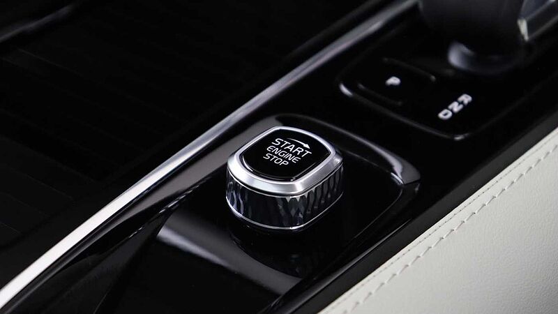 Volvo V60 T8 AWD PHEV Ultra Dark (Blond, Sunroof, Harman Kardon, 360 Camera)