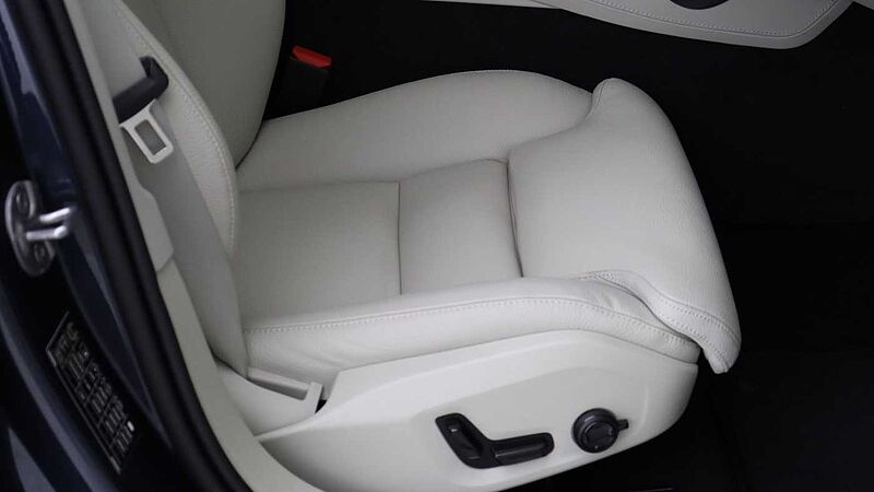 Volvo V60 T8 AWD PHEV Ultra Dark (Blond, Sunroof, Harman Kardon, 360 Camera)