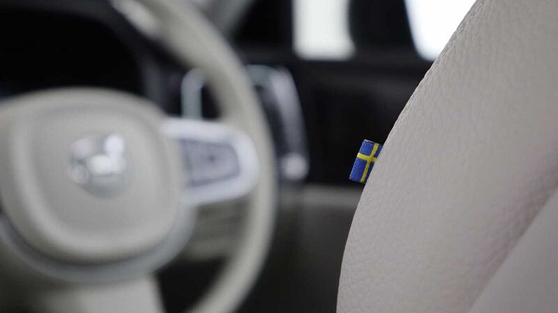 Volvo V60 T8 AWD PHEV Ultra Dark (Blond, Sunroof, Harman Kardon, 360 Camera)