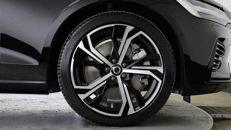 Volvo V60 T8 AWD PHEV Ultra Dark (Sunroof, Upgraded Alloys, Pilot Assist)