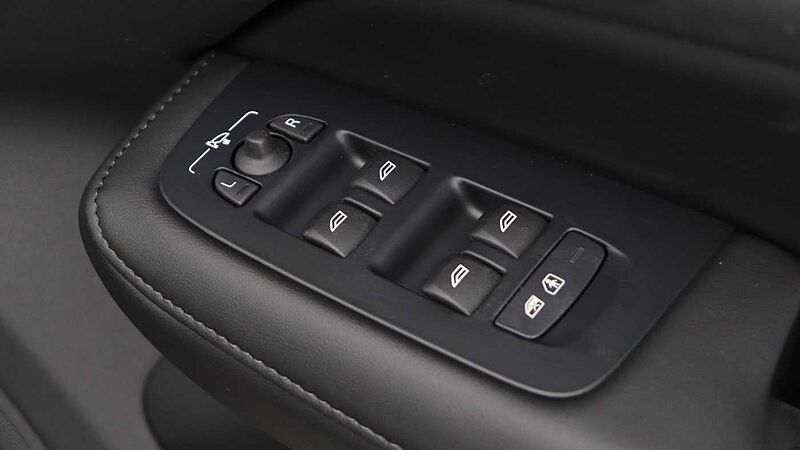 Volvo V60 T8 AWD PHEV Ultra Dark (Sunroof, Upgraded Alloys, Pilot Assist)