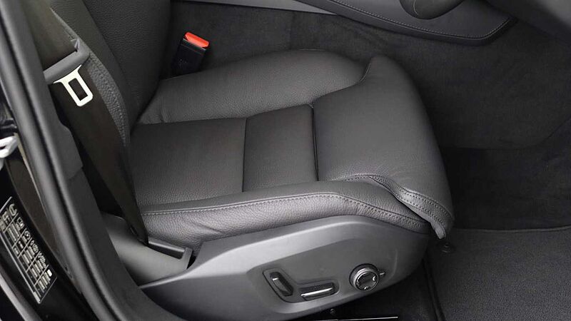 Volvo V60 T8 AWD PHEV Ultra Dark (Sunroof, Upgraded Alloys, Pilot Assist)