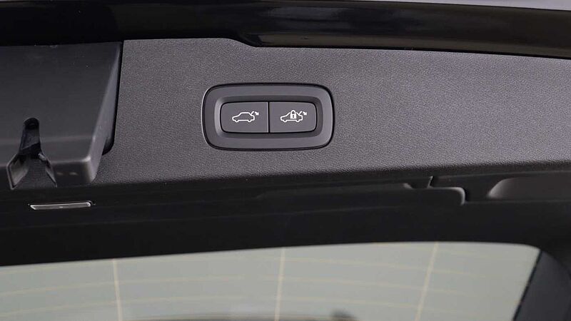 Volvo V60 T8 AWD PHEV Ultra Dark (Sunroof, Upgraded Alloys, Pilot Assist)