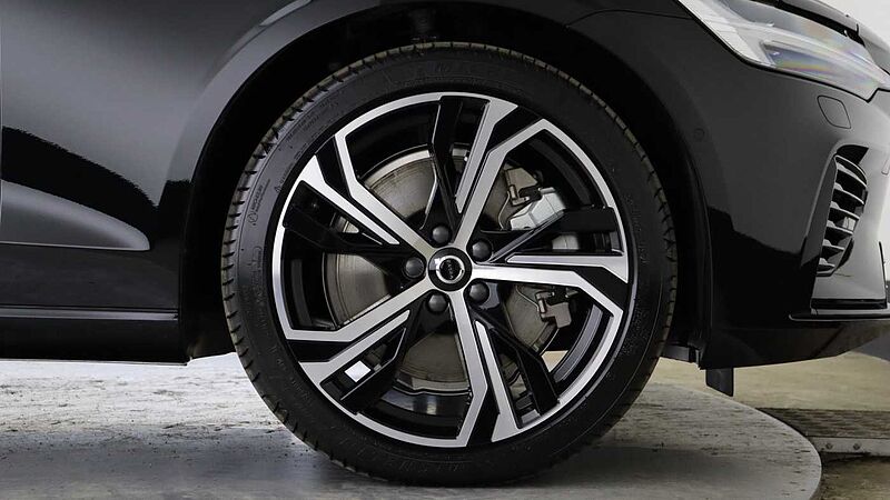 Volvo V60 T8 AWD PHEV Ultra Dark (Sunroof, Upgraded Alloys, Pilot Assist)