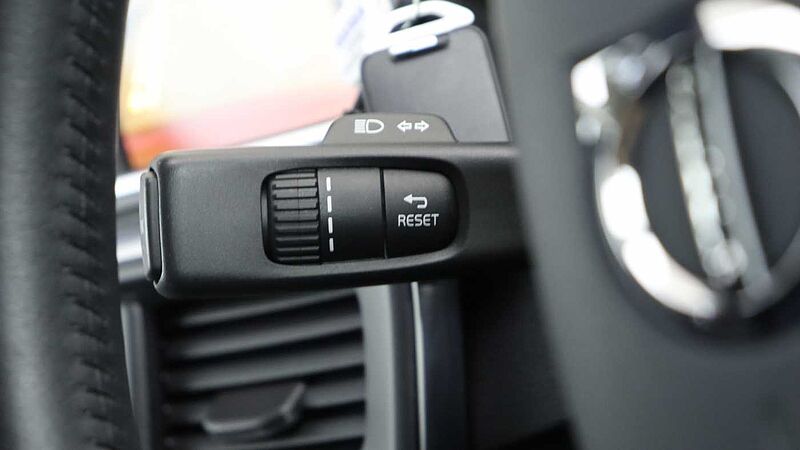 Volvo V40 D2 Momentum Auto (Winter Pack, Intellisafe Pro Pack, Park Camera)