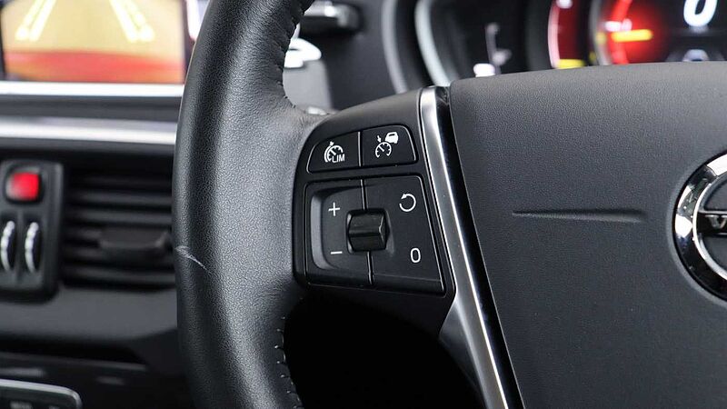 Volvo V40 D2 Momentum Auto (Winter Pack, Intellisafe Pro Pack, Park Camera)