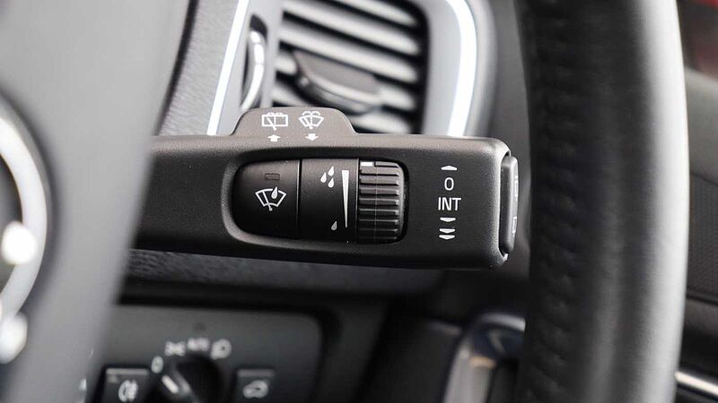 Volvo V40 D2 Momentum Auto (Winter Pack, Intellisafe Pro Pack, Park Camera)