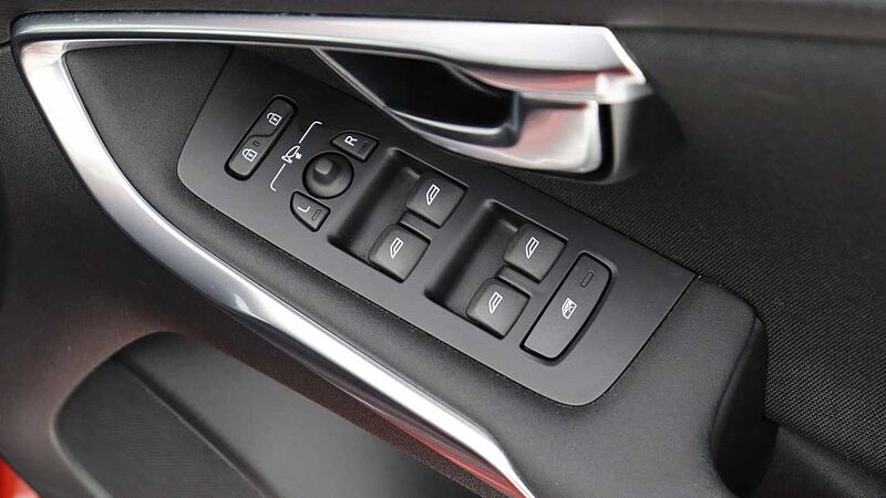 Volvo V40 D2 Momentum Auto (Winter Pack, Intellisafe Pro Pack, Park Camera)