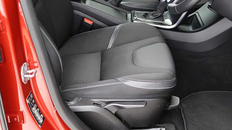 Volvo V40 D2 Momentum Auto (Winter Pack, Intellisafe Pro Pack, Park Camera)