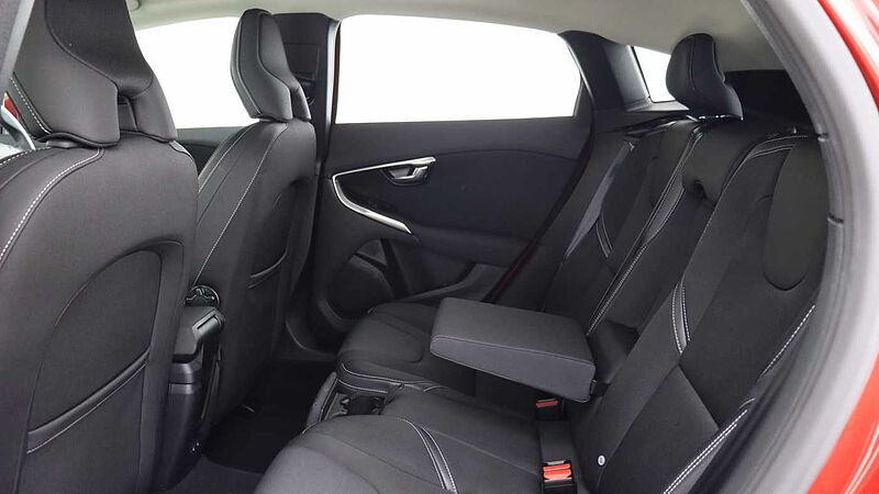 Volvo V40 D2 Momentum Auto (Winter Pack, Intellisafe Pro Pack, Park Camera)