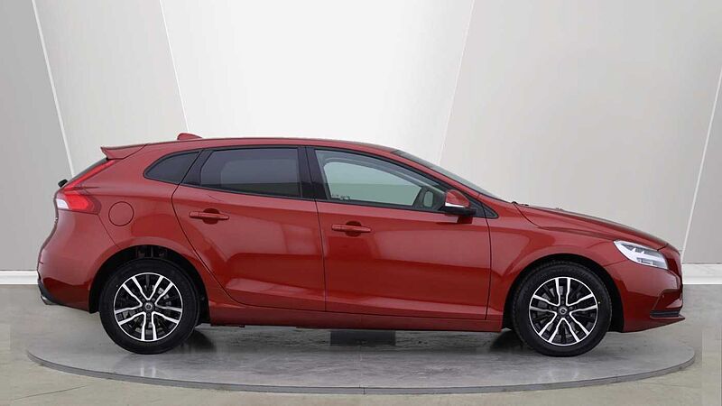 Volvo V40 D2 Momentum Auto (Winter Pack, Intellisafe Pro Pack, Park Camera)