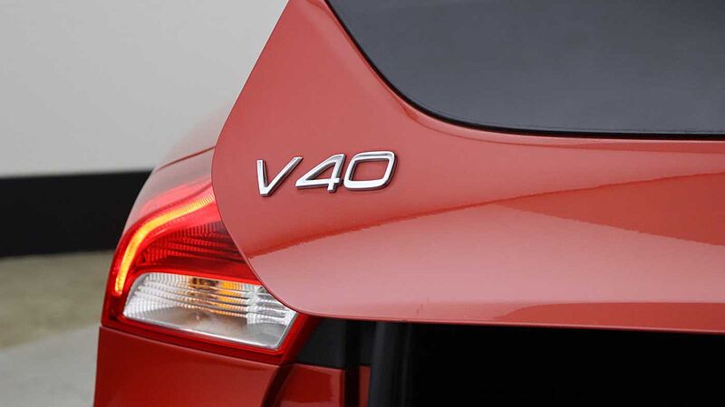 Volvo V40 D2 Momentum Auto (Winter Pack, Intellisafe Pro Pack, Park Camera)