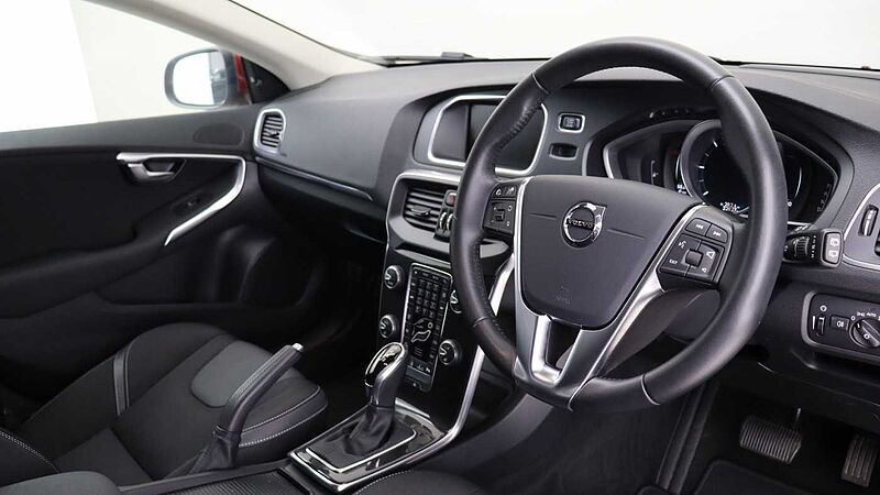 Volvo V40 D2 Momentum Auto (Winter Pack, Intellisafe Pro Pack, Park Camera)