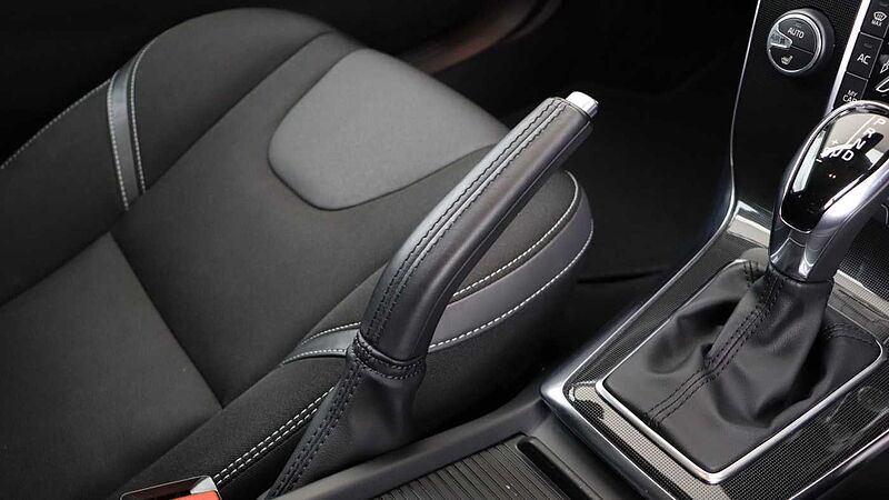Volvo V40 D2 Momentum Auto (Winter Pack, Intellisafe Pro Pack, Park Camera)