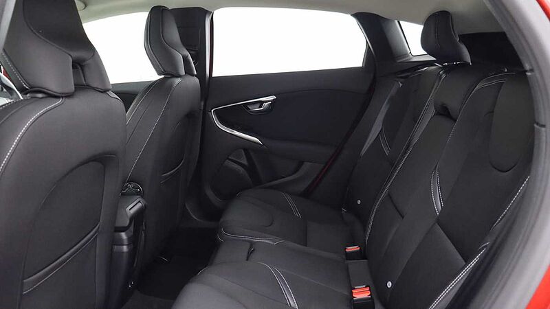 Volvo V40 D2 Momentum Auto (Winter Pack, Intellisafe Pro Pack, Park Camera)
