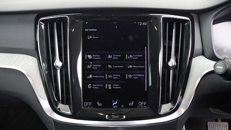 Volvo V60 B5 (P) AWD Pro (Driver Assist pack, Climate Pack, Tinted Windows)