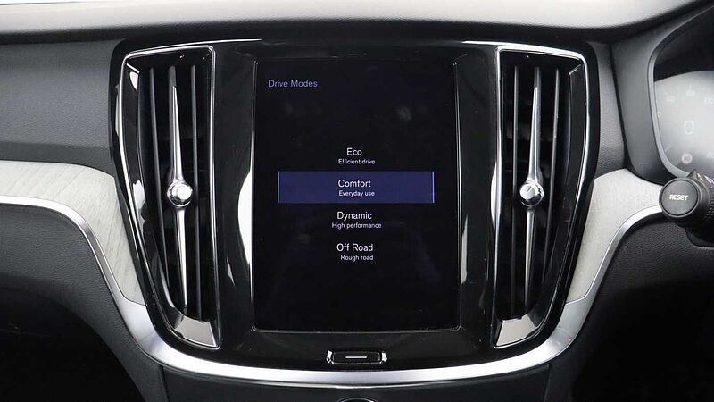 Volvo V60 B5 (P) AWD Pro (Driver Assist pack, Climate Pack, Tinted Windows)