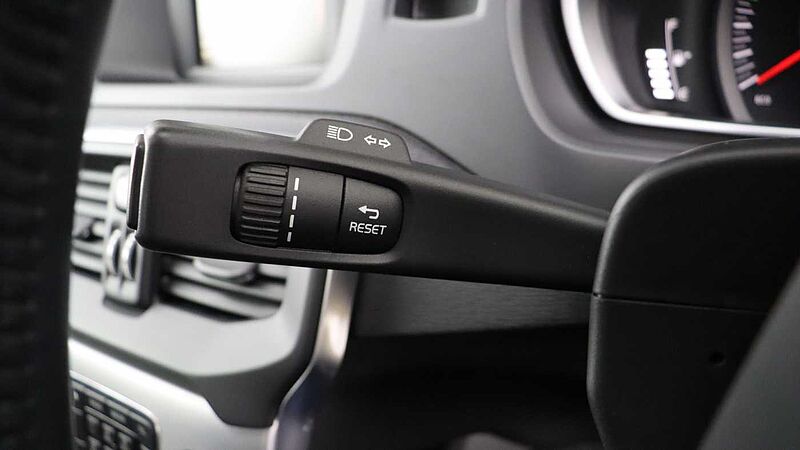 Volvo V40 Cross Country D2 Manual (Winter Pack, Heated Seats, City Safety, Bluetooth, )