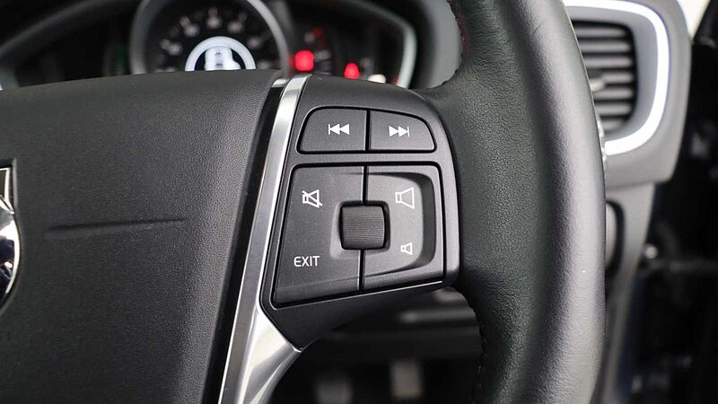 Volvo V40 Cross Country D2 Manual (Winter Pack, Heated Seats, City Safety, Bluetooth, )