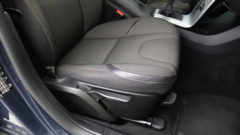 Volvo V40 Cross Country D2 Manual (Winter Pack, Heated Seats, City Safety, Bluetooth, )