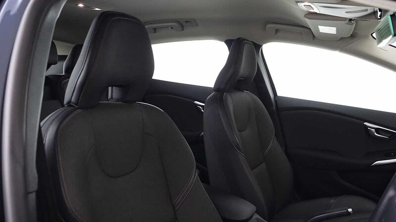 Volvo V40 Cross Country D2 Manual (Winter Pack, Heated Seats, City Safety, Bluetooth, )