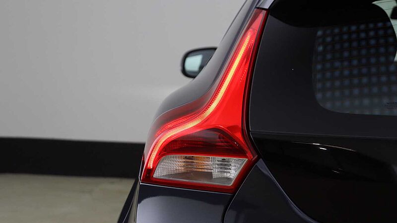 Volvo V40 Cross Country D2 Manual (Winter Pack, Heated Seats, City Safety, Bluetooth, )