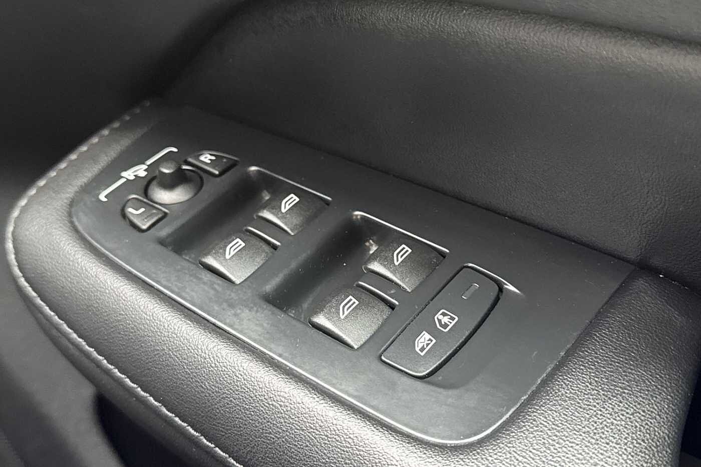 Volvo S60 Plus, B5 mild hybrid, Petrol, Dark