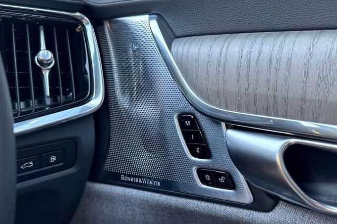 Volvo S90 Recharge Ultimate, T8 AWD Plug-in hybrid, Electric/Petrol, Dark