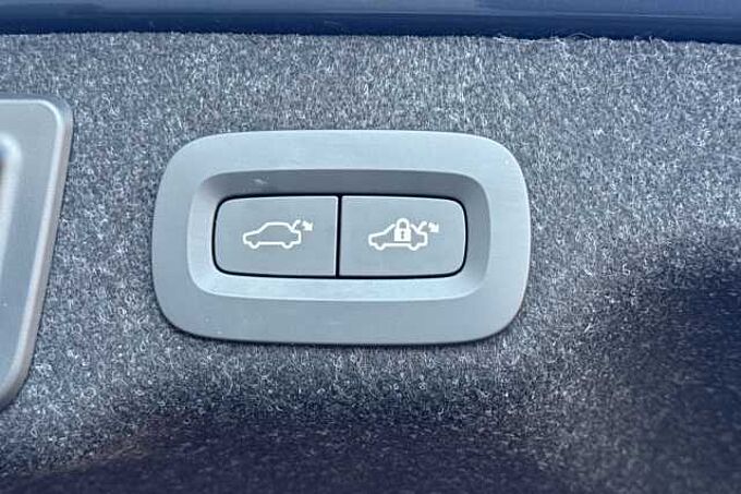 Volvo S90 Recharge Ultimate, T8 AWD Plug-in hybrid, Electric/Petrol, Dark