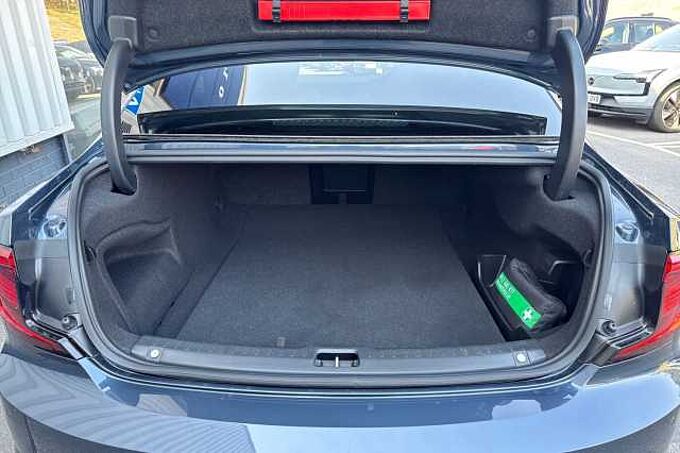 Volvo S90 Recharge Ultimate, T8 AWD Plug-in hybrid, Electric/Petrol, Dark