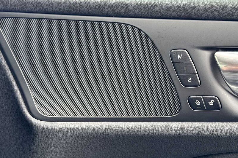 Volvo S60 Plus, B5 mild hybrid, Petrol, Dark