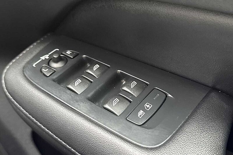 Volvo S60 Plus, B5 mild hybrid, Petrol, Dark