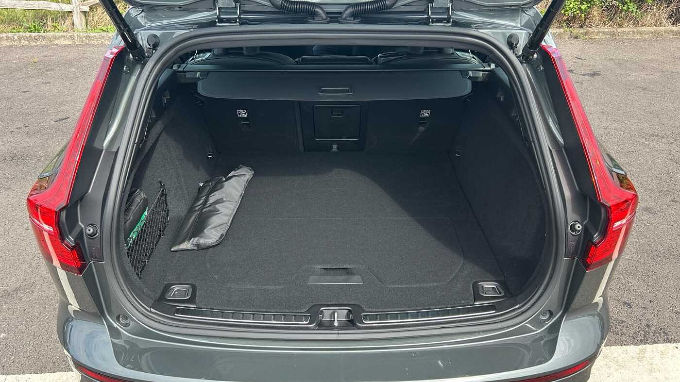 Volvo V60 Plus, B4 Mild hybrid, Petrol, Dark (Stunning 2026 Colour, Low Mileage! )