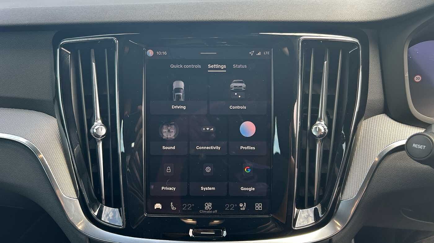 Volvo V60 Plus, B4 Mild hybrid, Petrol, Dark (Stunning 2026 Colour, Low Mileage! )