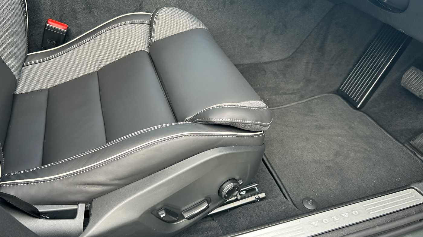 Volvo V60 Plus, B4 Mild hybrid, Petrol, Dark (Stunning 2026 Colour, Low Mileage! )