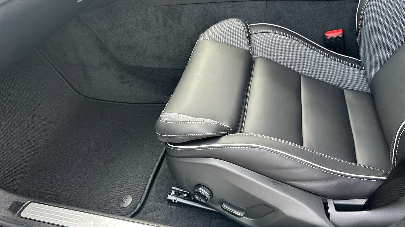 Volvo V60 Plus, B4 Mild hybrid, Petrol, Dark (Stunning 2026 Colour, Low Mileage! )