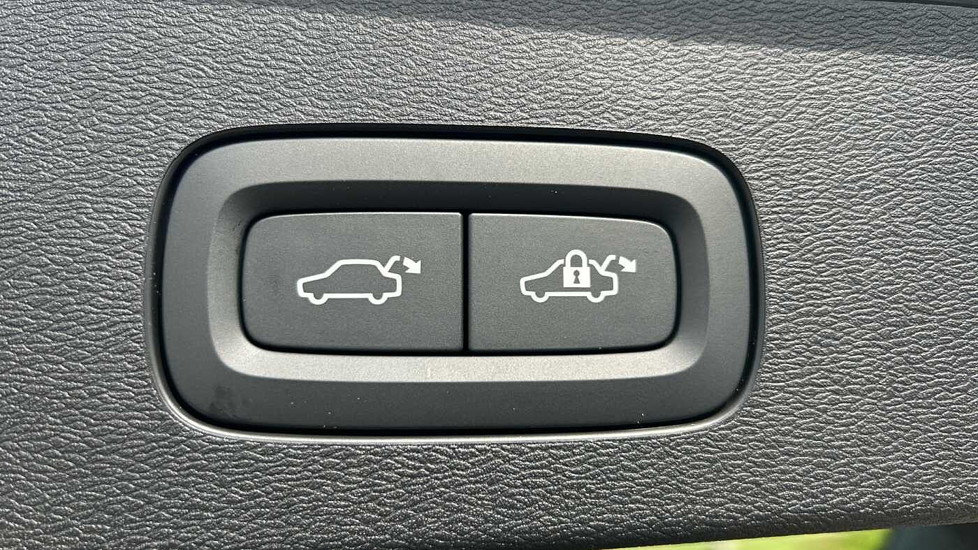 Volvo V60 Plus, B4 Mild hybrid, Petrol, Dark (Stunning 2026 Colour, Low Mileage! )