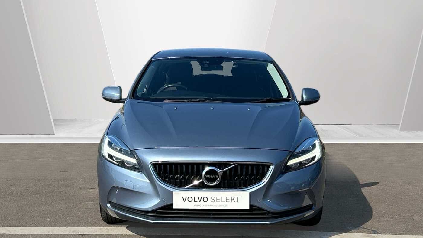 Volvo V40 D2 Momentum Manual (Winter Pack, Front Park Assist, 1 Owner)
