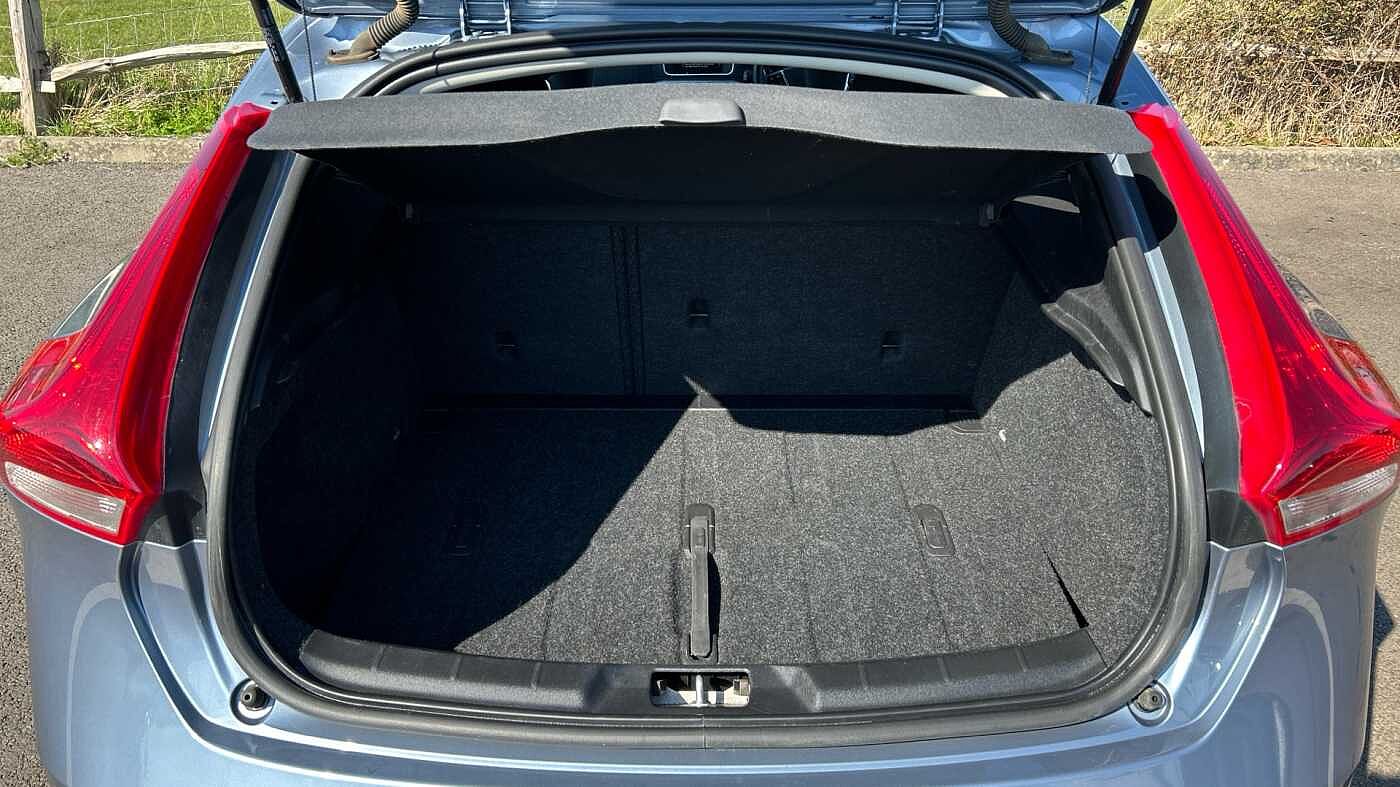 Volvo V40 D2 Momentum Manual (Winter Pack, Front Park Assist, 1 Owner)