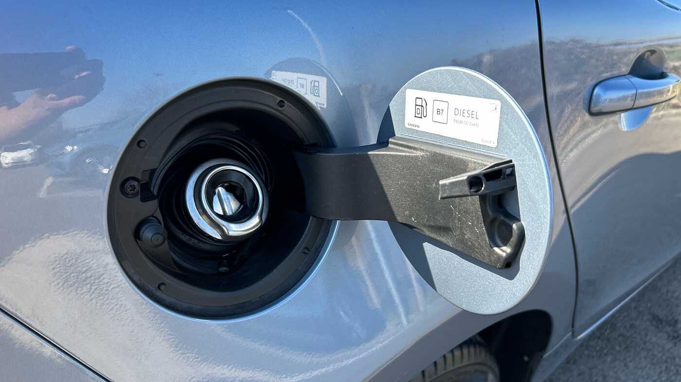 Volvo V40 D2 Momentum Manual (Winter Pack, Front Park Assist, 1 Owner)