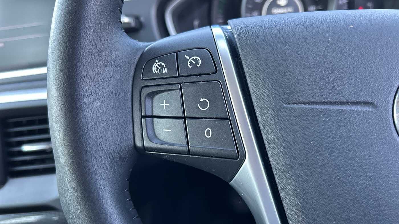 Volvo V40 D2 Momentum Manual (Winter Pack, Front Park Assist, 1 Owner)