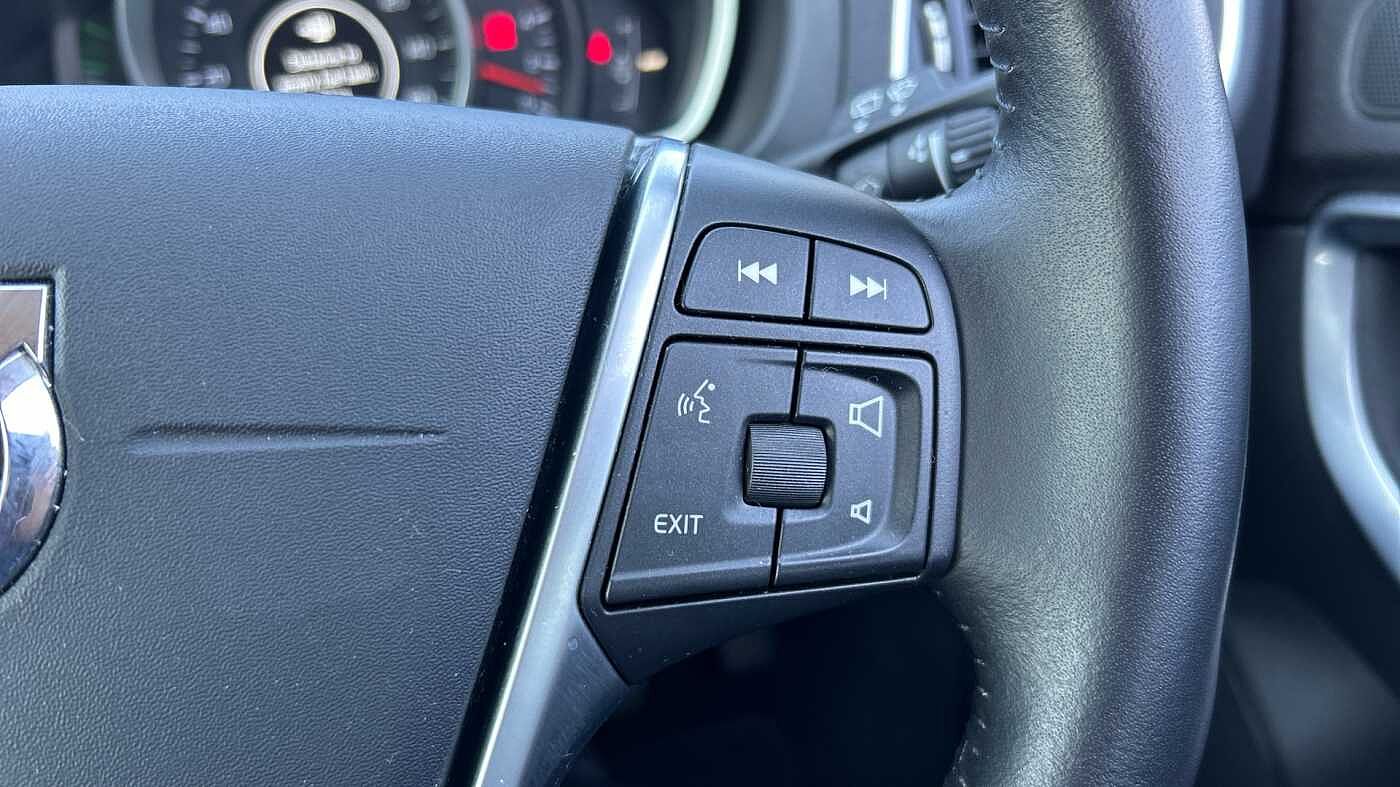 Volvo V40 D2 Momentum Manual (Winter Pack, Front Park Assist, 1 Owner)