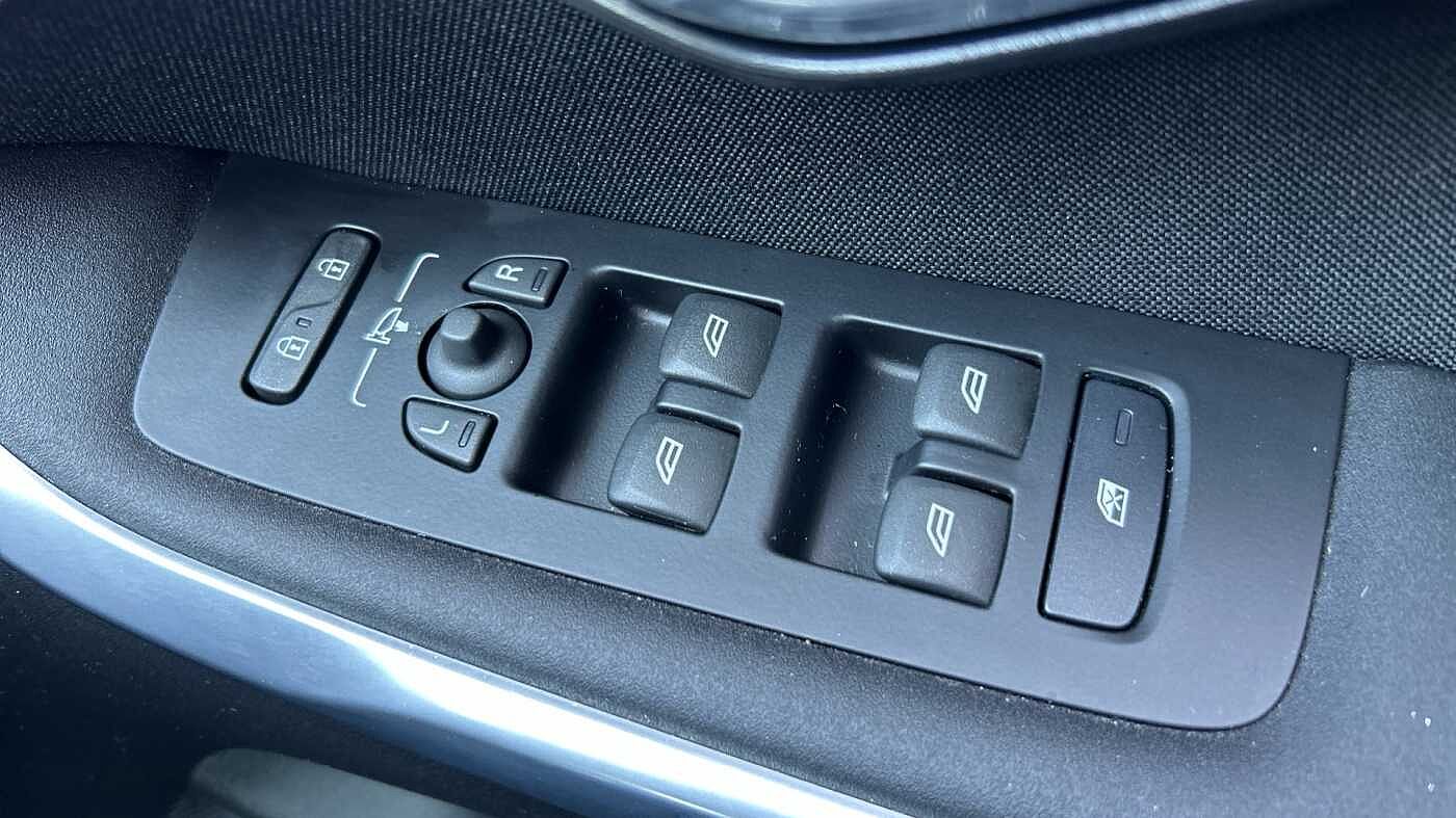 Volvo V40 D2 Momentum Manual (Winter Pack, Front Park Assist, 1 Owner)